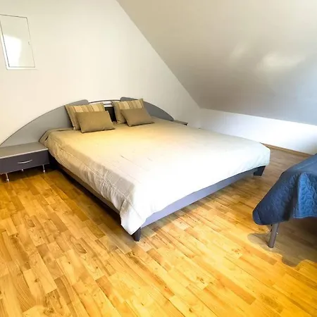 Bovenappartement In Met Balkon En Uitzicht Over Het Bos Appartamento