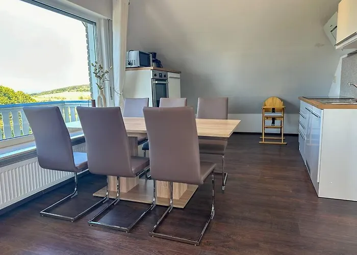 Bovenappartement In Met Balkon En Uitzicht Over Het Bos